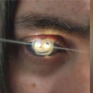 美国一男子将义眼改装成手电筒：发光钛合金眼成真！